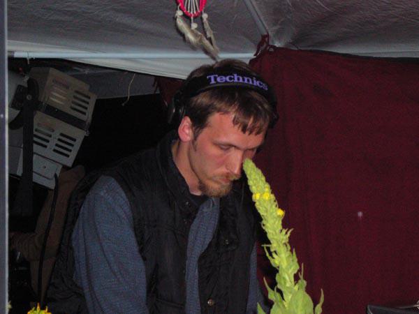  Bildname: jalanda in exile 001.jpg 
 Breite: 600 Pixel 
 H�he: 450 Pixel 
 Gr�sse: 47 kB 