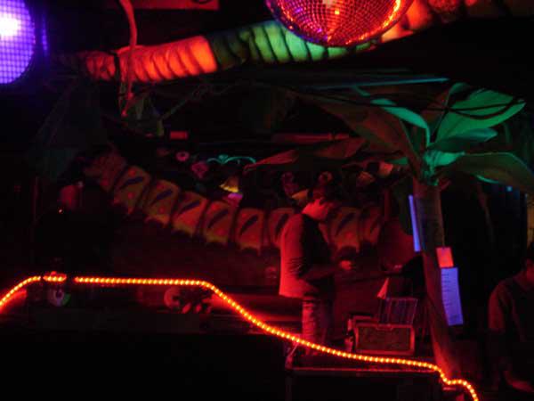  Bildname: jalanda7.jpg 
 Breite: 600 Pixel 
 H�he: 450 Pixel 
 Gr�sse: 41 kB 