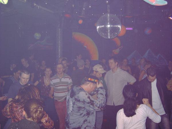  Bildname: 017-tanzende-meute.jpg 
 Breite: 600 Pixel 
 H�he: 450 Pixel 
 Gr�sse: 40 kB 